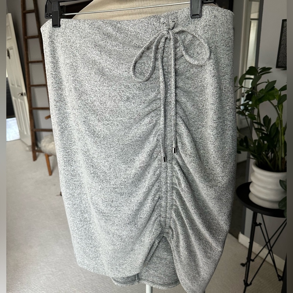 White House Black Market gray ruched skirt, size large - Picture 5 of 13